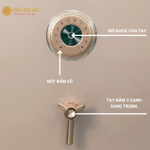 Mặt khoá vân tay của két . có mã bấm số . Tay nấm sang trọng 3 cạnh giúp đóng mở két dễ dàng