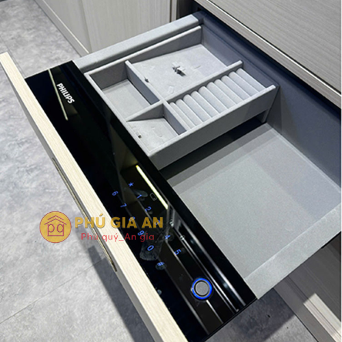 Ngăn kéo bên trong được lót nhung mịn màng, không gây trầy xước cho trang sức hay đá quý.