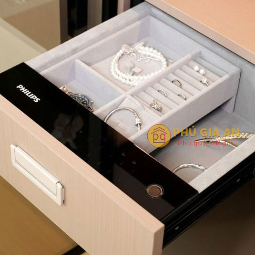 Khoang tủ trong ngăn kéo được chia làm các ngăn nhỏ rất lý tưởng để lưu trữ những món đồ nữ trang, đồ cá nhân có kích thước nhỏ có giá trị và dễ thất lạc